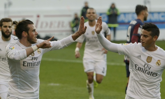 Bale-celebra-James-gol-eibar-2015-REuters.jpg
