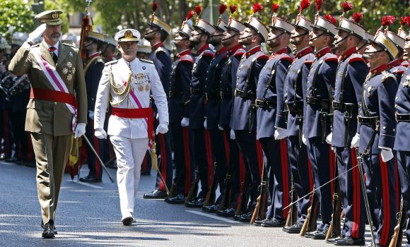 Preferirías medir 1,70 o 2,00 metros? - Página 12 Rey-felipe-militares