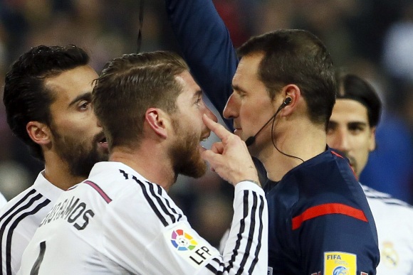 ramos-protesta-arbitro-derbi-efe.jpg
