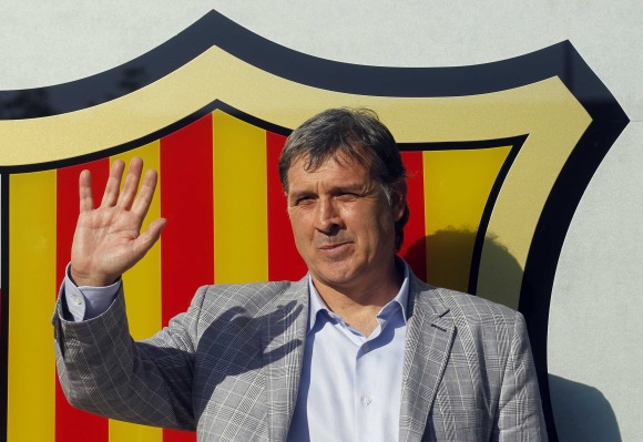 Martino-escudo-barcelona-saluda-presentacion-2013-reuters.jpg