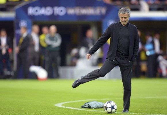 Mourinho-calentamiento-Dortmund-2013-efe.jpg