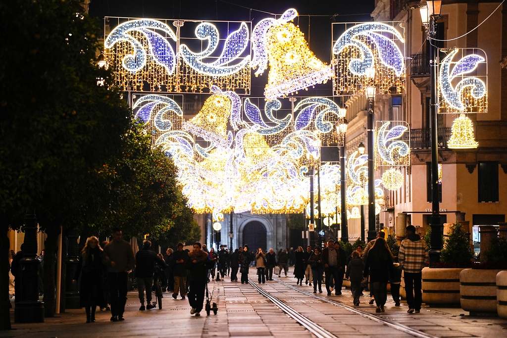 La "ciudad de la luz" española que se transforma en un cuento navideño con monumentos Patrimonio de la Humanidad que se pueden visitar