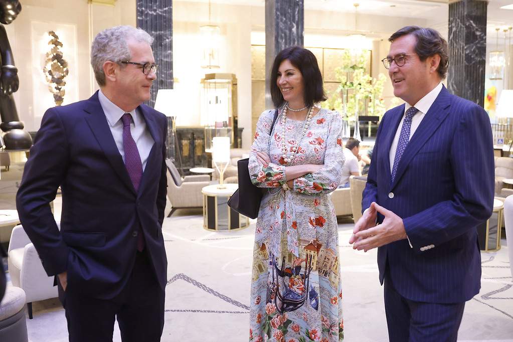 Pablo Isla, Eva Fernández, directora global de comunicación de Telefónica y Antonio Garamendi
