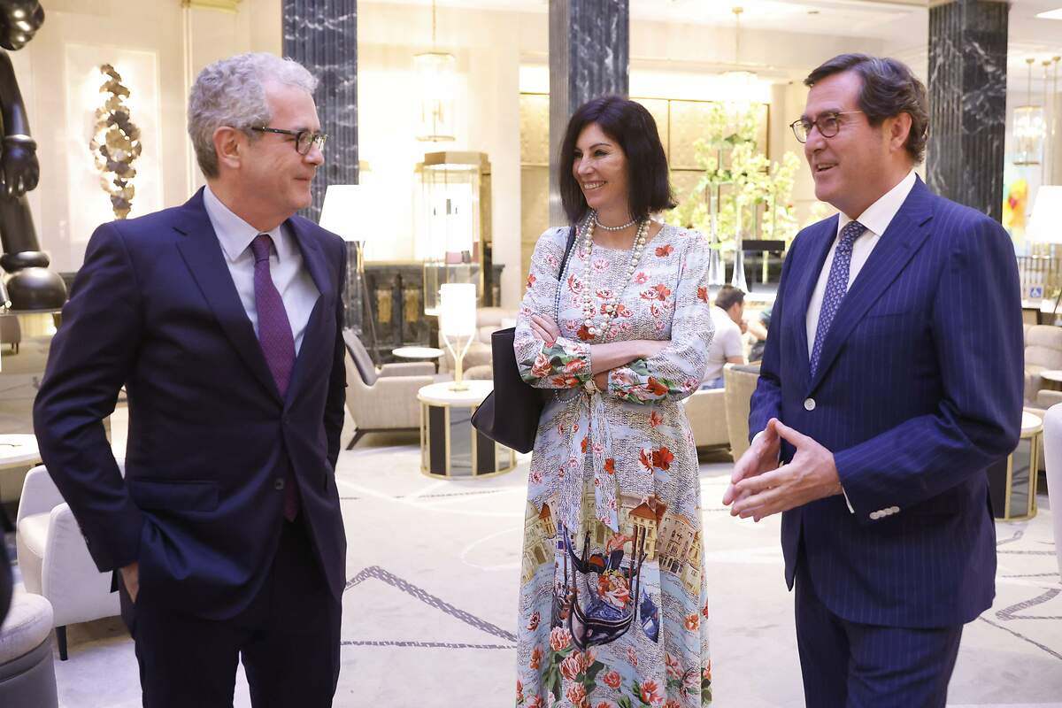 Pablo Isla, Eva Fernández, directora global de comunicación de Telefónica y Antonio Garamendi