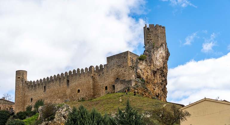 Castillo medieval en la cima del peñón