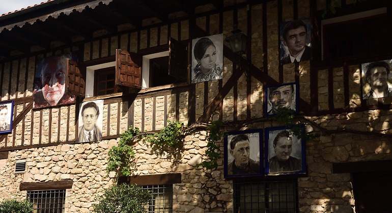 Fachada con retratos de los vecinos