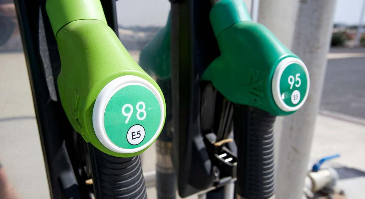 Gasolina 95 o 98: un mecánico aclara cuál debes echarle a tu coche para no dañar el motor ni gastar de más