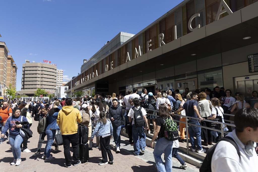 Madrid colapsa por el gran apagón de luz: colas en los supermercados, atascos y estaciones evacuadas