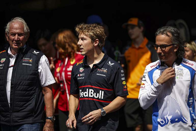 Helmut Marko, Liam Lawson y Laurent Mekies en el GP de China 2025