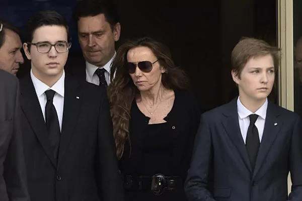 Boris (izq.), junto a su madre y su hermano, Beltrán, en el entierro de su padre, el príncipe Kardam, en 2015.