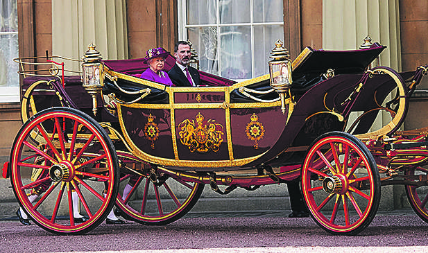Viaje de Estado a Reino Unido: paseo con Isabel II