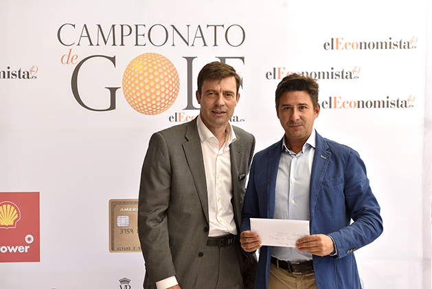 Julio Gutierrez (Director General de elEconomista.es) entregando el premio al Drive más preciso (Patrocinado por Shell v-power) a Javier Mediavilla (Mediaset)