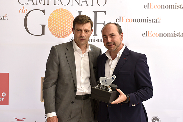 Julio Gutierrez (Director General de elEconomista.es) entregando el premio a Félix Llorente como mejor Approach