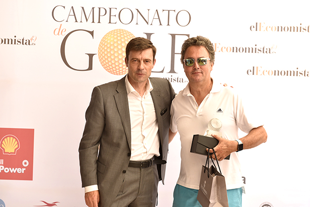 Julio Gutierrez (Director General de elEconomista.es) entregando el premio Fernando Servet (Prolaw) como 2º ganador de la 2ª categoría