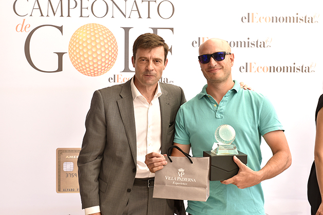 Julio Gutierrez (Director General de elEconomista.es) entregando el premio al ganador de la 2ª Categoría, Emmanuel Marchand (Adobe)