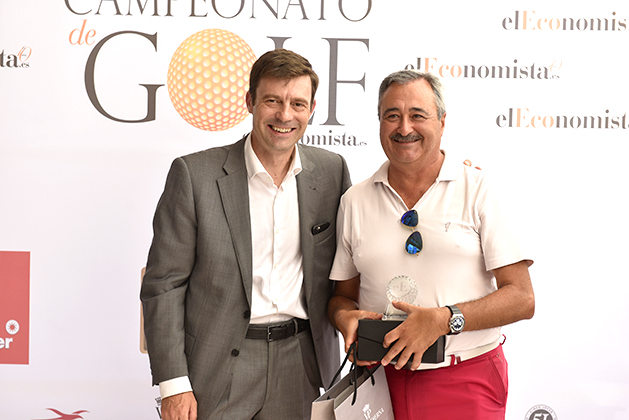 Julio Gutierrez (Director General de elEconomista.es) entregando el premio al 2º clasificado en la 1ª categoría, Enrique Labella (Granier)