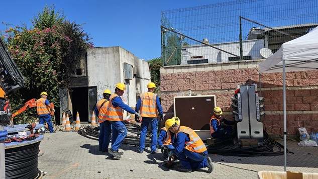 Técnicos trabajando en la instalación de un grupo electrógeno tras la sobrecarga. Endesa