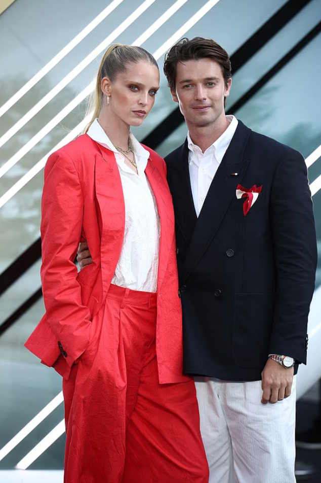 La modelo estadounidense Abby Champion y Patrick Schwarzenegger (The White Lotus) también caminaron por la alfombra.