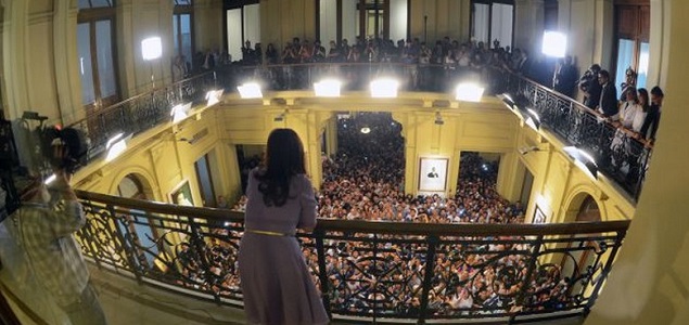 CristinaActoEspaldas635.jpg
