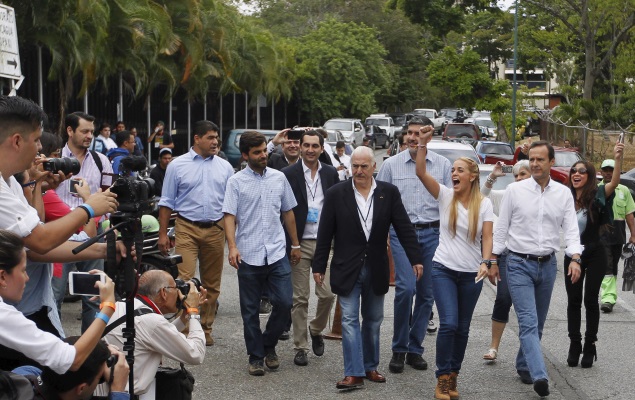 La oposición venezolana logra la mayoría en el parlamento y rompe la hegemonía chavista tras 16 años