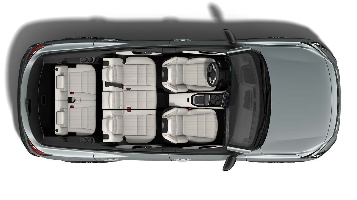 Renault Espace 2025. Los pasajeros de la tercera fila cuentan con cinturón de seguridad con pretensor, una luz de techo táctil y una toma de recarga USB-C.
