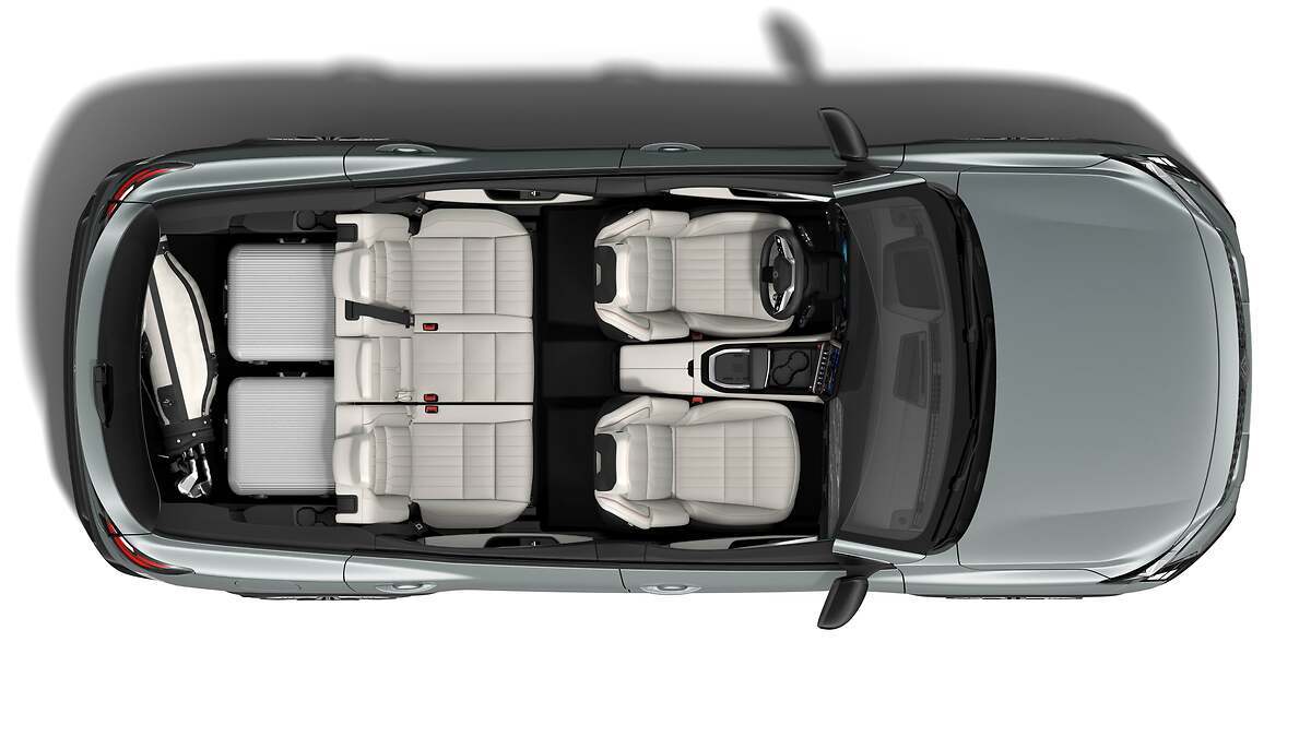 Renault Espace 2025. La banqueta de la tercera fila (en la versión de 7 plazas) ofrece dos asientos retráctiles individualmente en el piso del maletero.