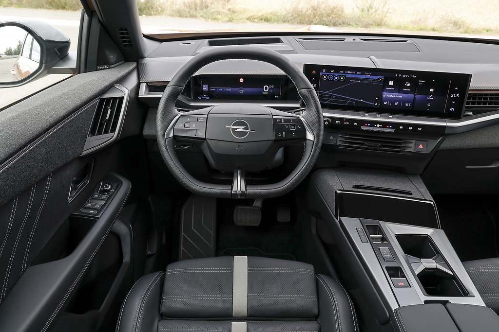 Opel Grandland 2025. Agradable interior el del SUV, con una pantalla de fácil manejo orientada al conductor.