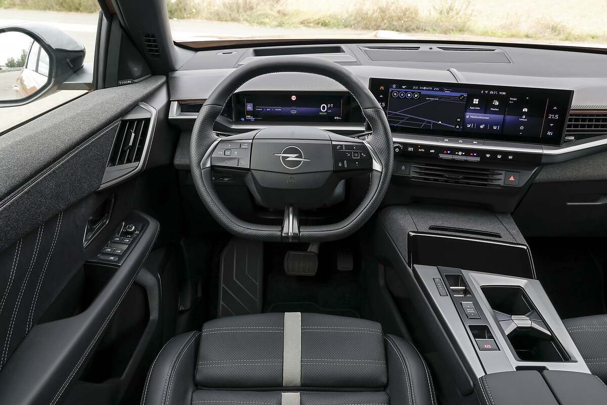 Opel Grandland 2025. Agradable interior el del SUV, con una pantalla de fácil manejo orientada al conductor.