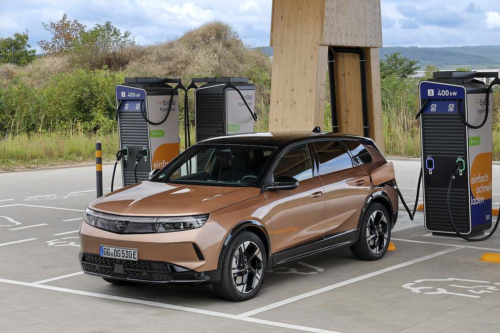 Opel Grandland 2025. Para el año que viene se añadirá en el modelo eléctrico una batería de 97 kWh (capacidad neta) que anuncia una autonomía oficial de hasta 700 km.