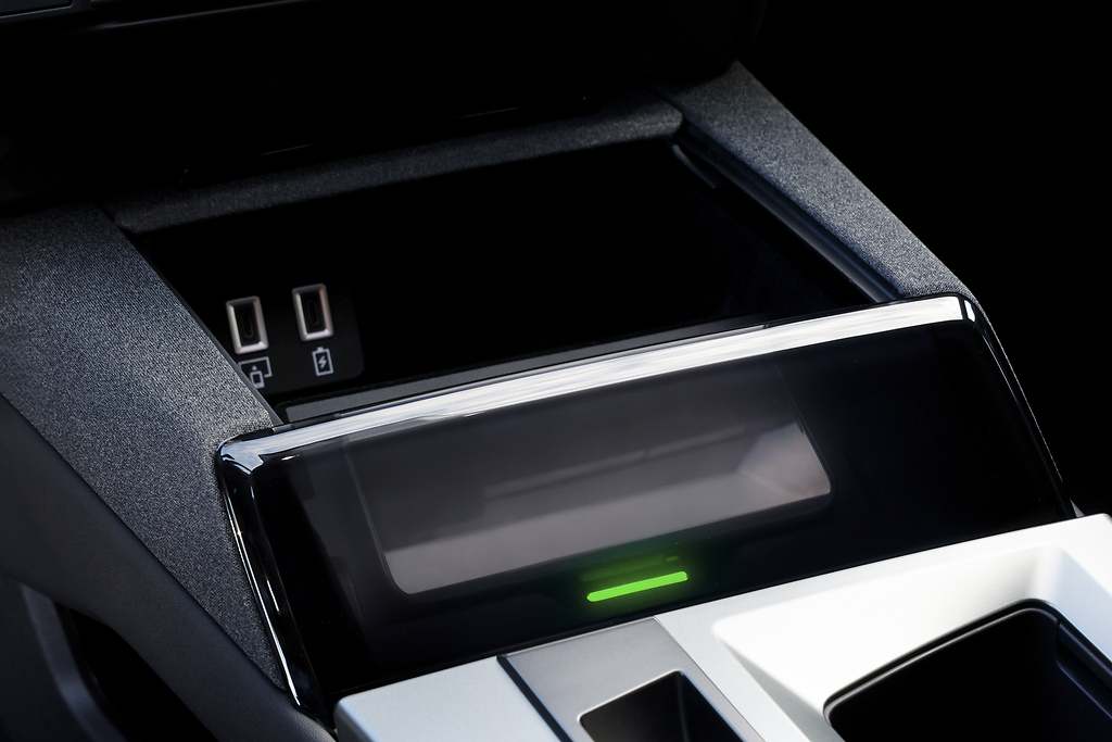 Opel Grandland 2025. Nueva Pixel Box con el cristal translúcido iluminado y el envoltorio de tela. Dentro cuenta con cargador para el móvil por inducción.