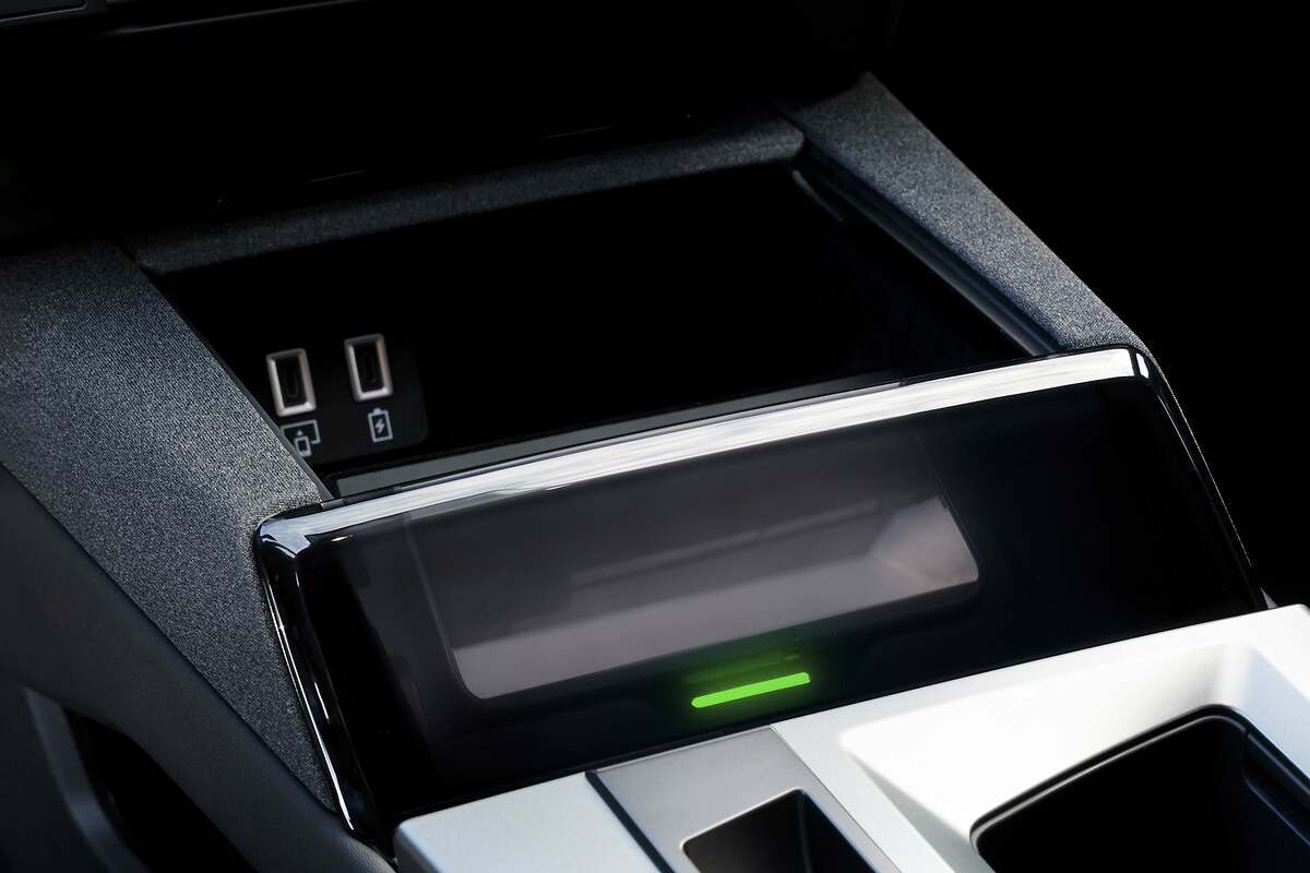 Opel Grandland 2025. Nueva Pixel Box con el cristal translúcido iluminado y el envoltorio de tela. Dentro cuenta con cargador para el móvil por inducción.