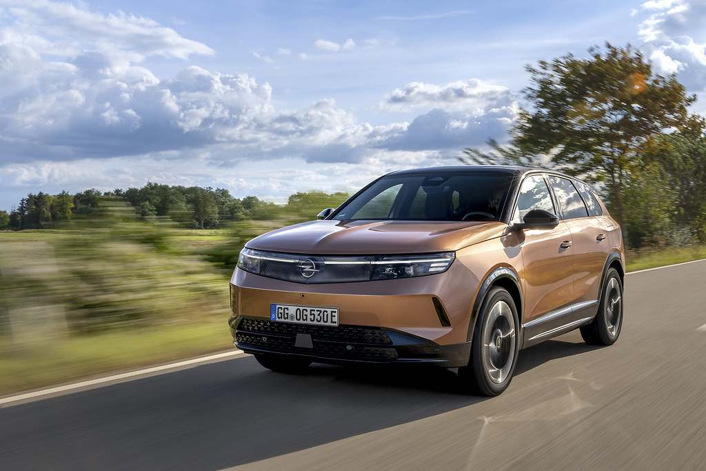 Opel Grandland 2025. La nueva generación tiene una longitud de vehículo de 4,65 metros, una anchura de unos 1,93 metros y una altura de 1,66 metros.