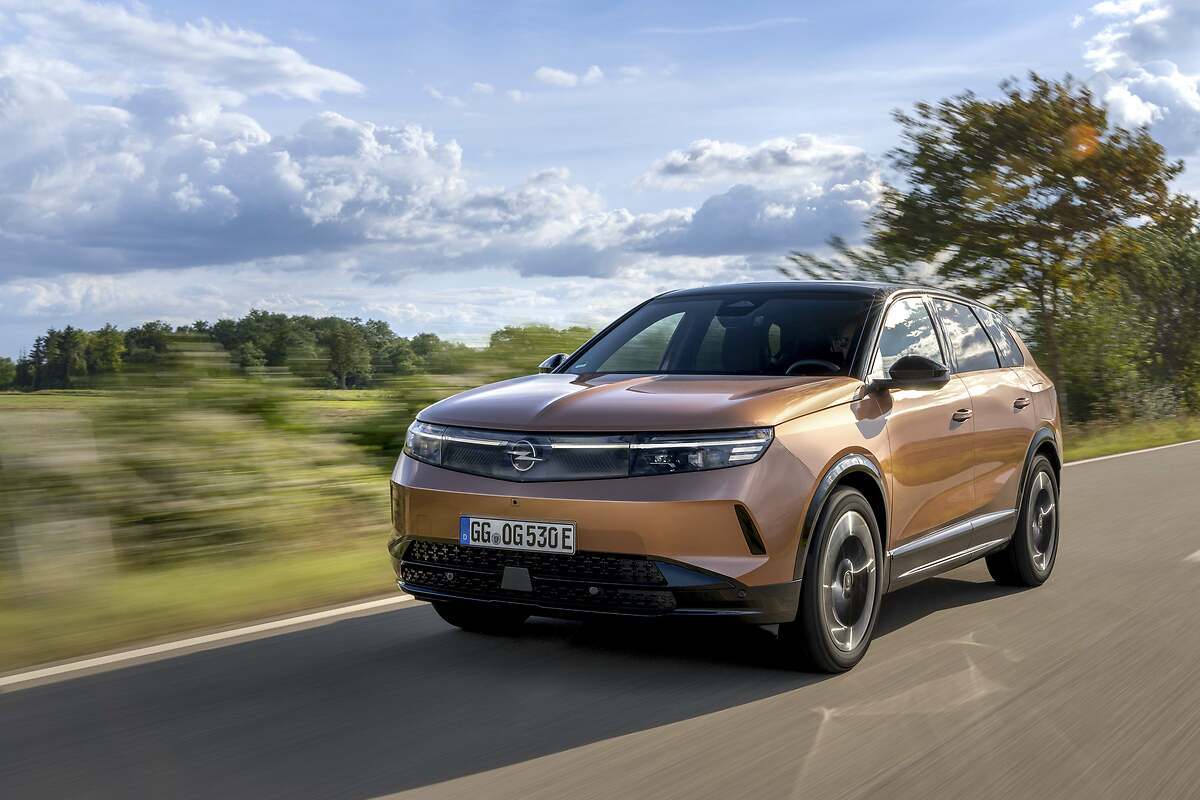 Opel Grandland 2025. La nueva generación tiene una longitud de vehículo de 4,65 metros, una anchura de unos 1,93 metros y una altura de 1,66 metros.