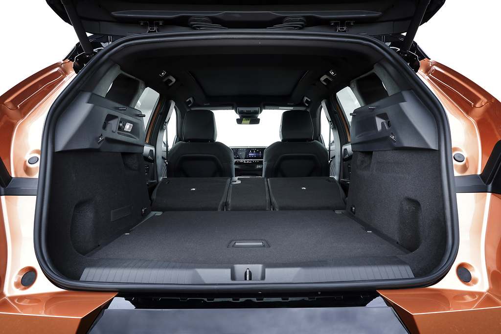 Opel Grandland 2025. Los asientos traseros se pueden abatir 40:20:40 y, por lo tanto, crean un volumen de carga de hasta 1.645 litros.