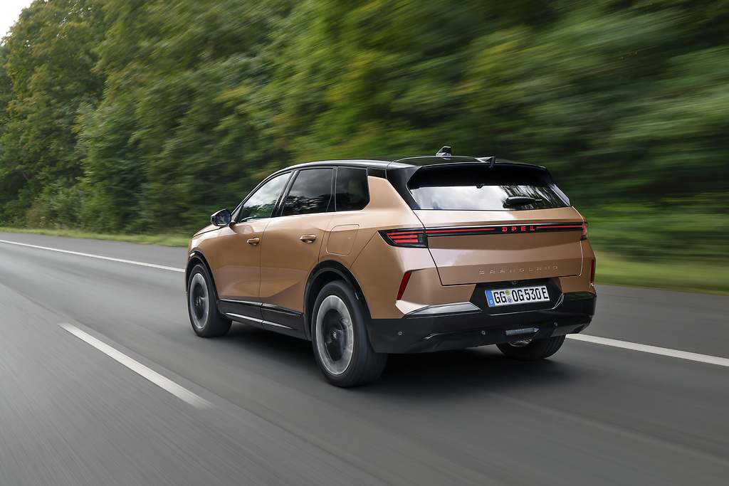 Opel Grandland 2024 El modelo eléctrico está disponible, de momento, con dos baterías de .73 kWh (autonomía oficial de hasta 523 km) y de 82 kWh (autonomía de hasta 582 km)