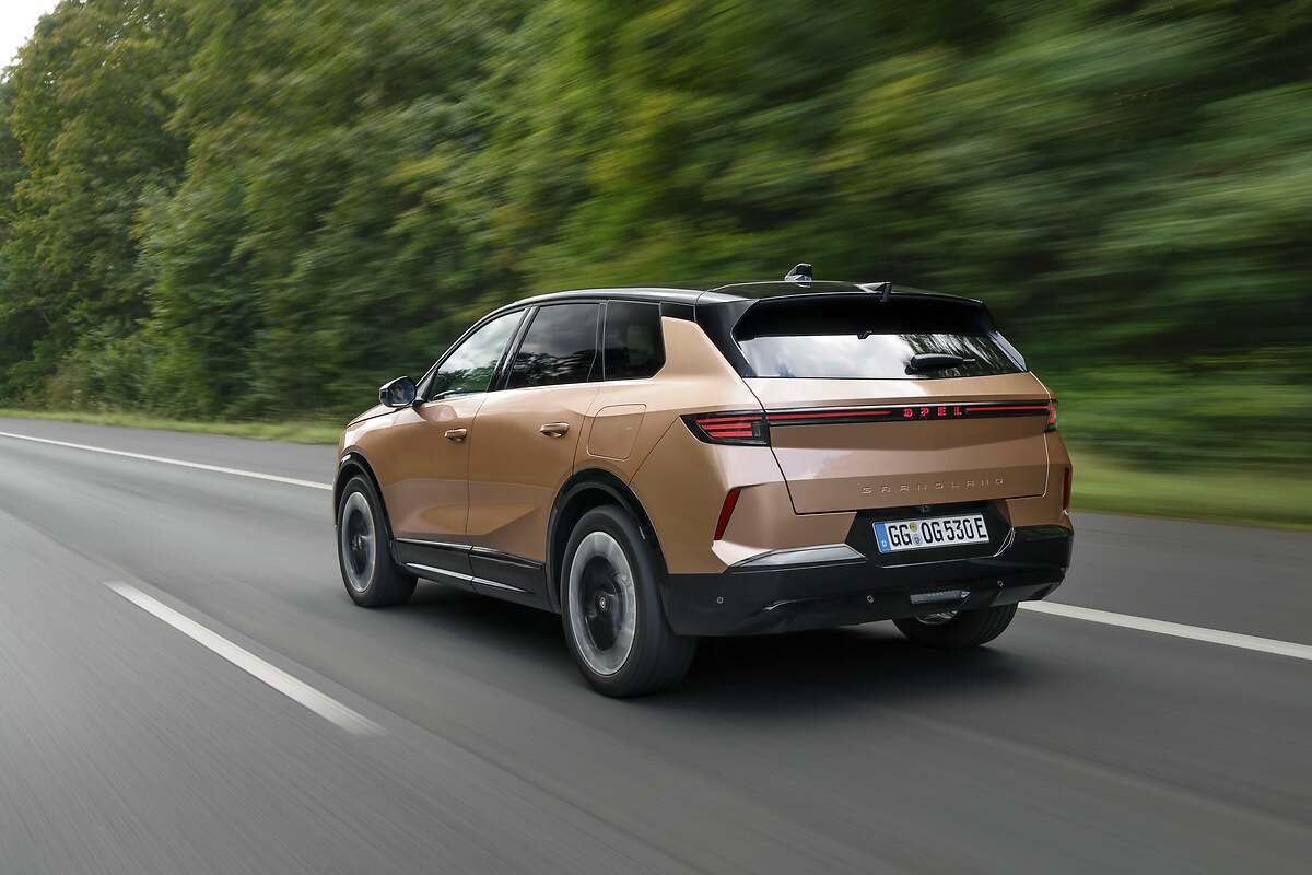 Opel Grandland 2024 El modelo eléctrico está disponible, de momento, con dos baterías de .73 kWh (autonomía oficial de hasta 523 km) y de 82 kWh (autonomía de hasta 582 km)