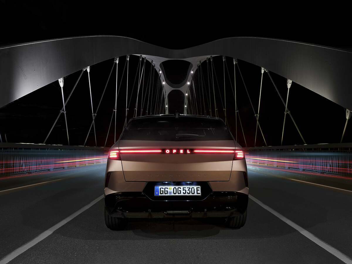 Opel Grandland 2025. Las letras "OPEL" están iluminadas permanentemente en la parte trasera.