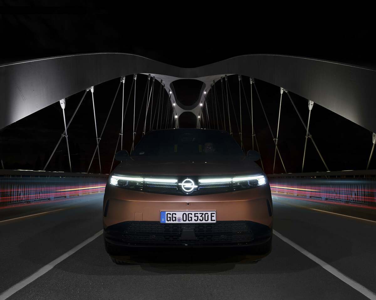 Opel Grandland 2025. El Vizor 3D con el logotipo Blitz iluminado en el centro atrae inmediatamente la atención.