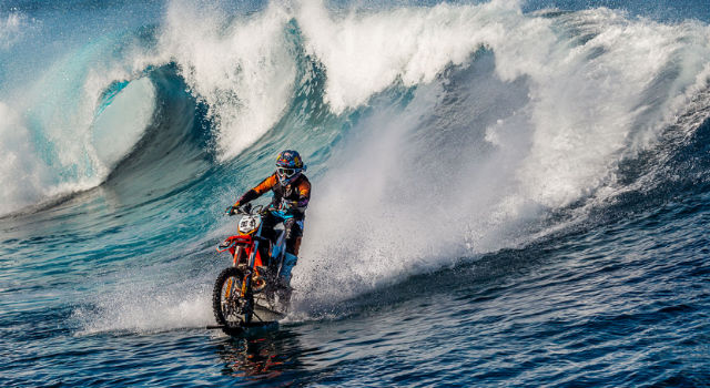 Maddison surfeando con su moto
