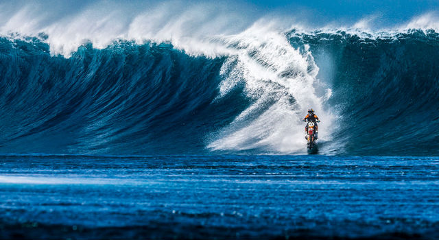 Maddison surfeando con su moto