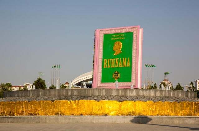 Estatua libro Ruhnama