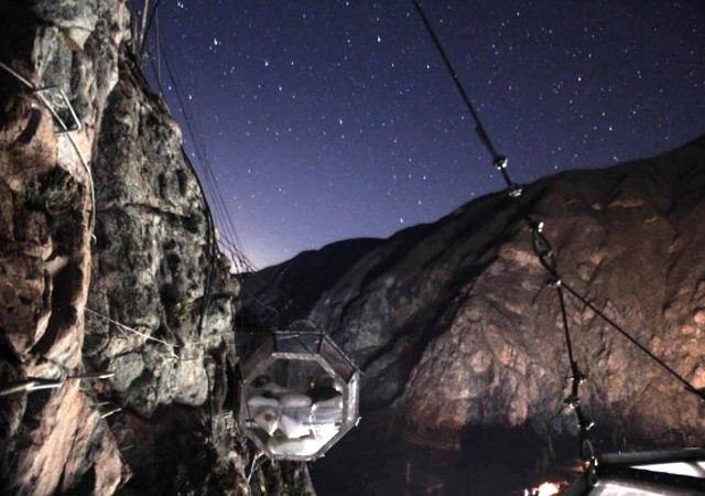 Una noche en la cápsula flotante