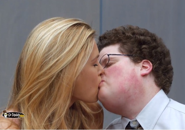 bar-refaeli-beso.jpg