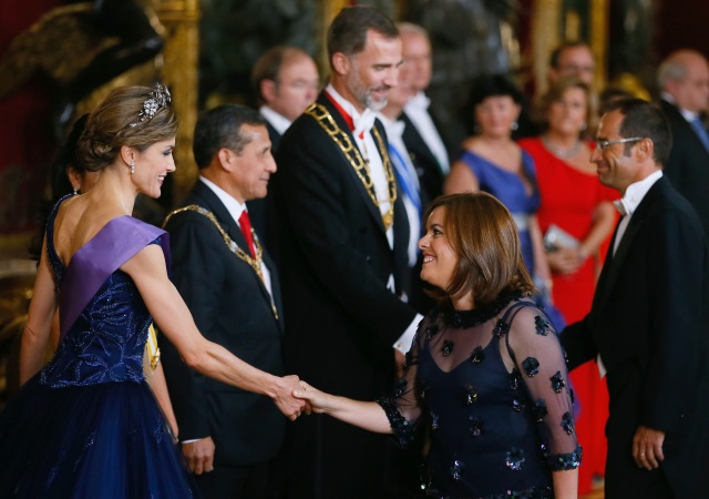Doña Letizia saluda a Soraya Sáenz de Santamaría