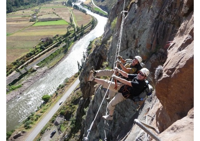 El puente colgante para llegar al Skylodge Adventure Suites