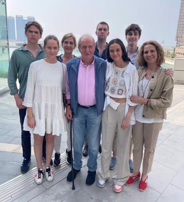 Las piernas de Pablo Urdangarin por fin aparecen en otra foto del rey Juan  Carlos con sus hijas y sus nietos en Abu Dabi