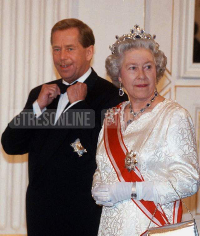 Isabel II con el presidente de la República Checa de entonces, en la sala española del Castillo de Praga en 1996.