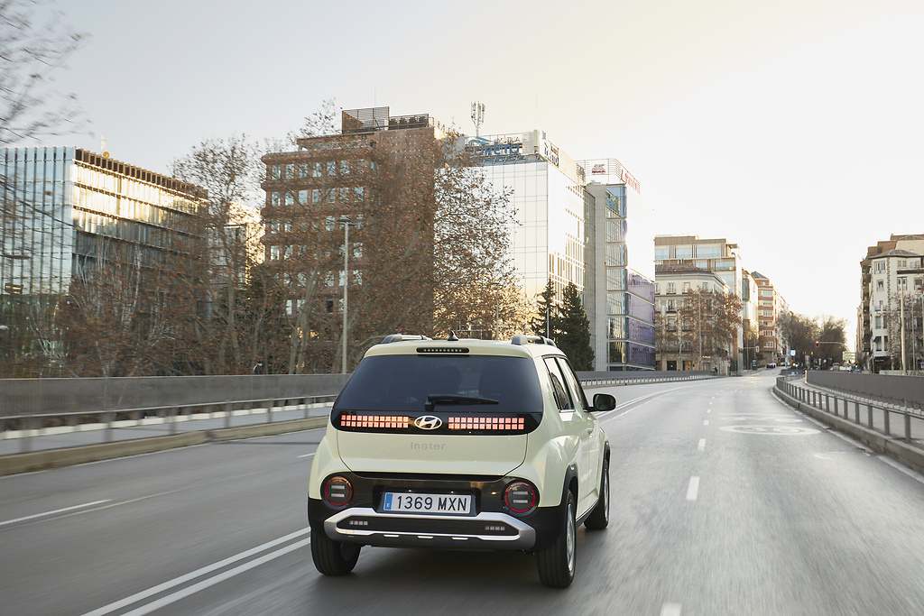 El Hyundai Inster es un coche muy estrecho, solo mide 1,61 metros de ancho, lo que facilita su uso en ciudad, especialmente a la hora de aparcarlo en garajes con plazas poco amplias.
