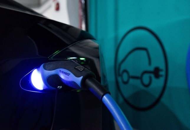 Coche eléctrico cargando