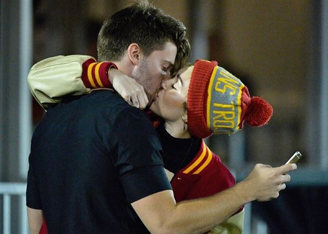 miley-cyrus-patrick-beso.jpg